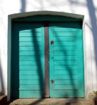 Schlichte Kellertür gestrichen